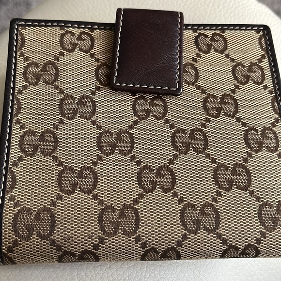 Gucci canvas with leather and great stitching! Very nice condition. Snappy! - Picture 6 of 15